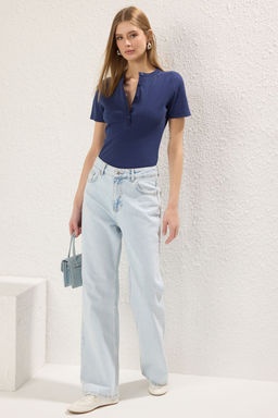 Trendyolmilla Beyaz Dugmeli Bisiklet Yaka K?sa Kol Fitilli Esnek Orme Bluz TWOSS25BZ00231  фото 2