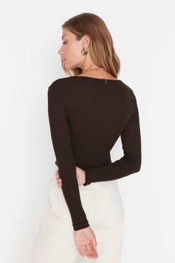 Trendyolmilla Kahverengi Dikis Detayl? Fitted/Vucuda Oturan Crop Fitilli Esnek Orme Bluz TWOAW22BZ0530