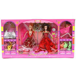 Игрушечный набор из трех кукол с аксессуарами (66x7x35см)