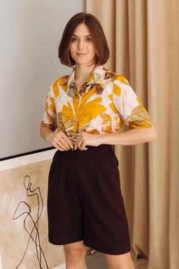 Светло-розовая рубашка с крупным принтом