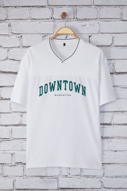 TRENDYOL MAN Ekru Oversize/Genis Kesim Downtown Bask?l? V Yaka Forma T-Shirt TMNSS25TS00123
