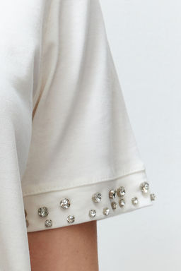 Beyaz Inci Detayl? Regular/Normal Kal?p Orme T-Shirt TWOSS24TS00070