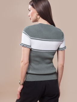 VILATTE / Приталенный джемпер из шелковистой пряжи вязкой лапша с рюшей на рукаве  фото 3