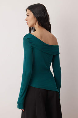 Zumrut Yesili Asimetrik Yaka Aksesuar Detayl? Fitted Ac?k Omuzlu Orme Bluz TWOAW26BZ00121