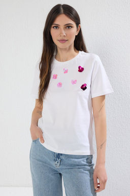 TRENDYOLMILLA Beyaz Cicek Aksesuar Detayl? Regular/Normal Kal?p Orme T-Shirt TWOSS25TS00126