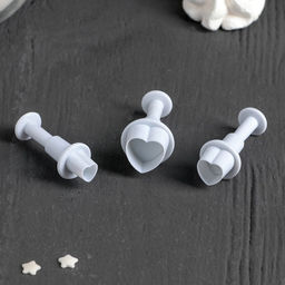 Цена за 3 шт. Плунжеры кондитерские Сердечко, набор 3 шт.: 1.6?1.1 см, 1.4?1 см, 1?1 см, пластик, белые