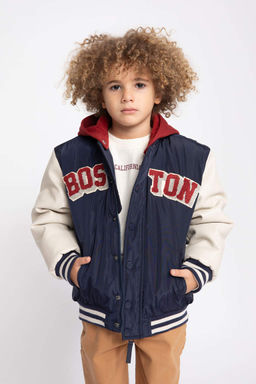 Водоотталкивающая куртка-бомбер со съемным капюшоном и воротником для мальчиков - Defacto фото 4