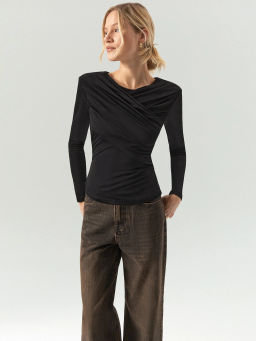 Лонгслив Emka с драпировкой и подплечниками вискоза черный  фото 2