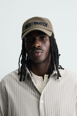 GORRA BORDADO TEXTO / Khaki