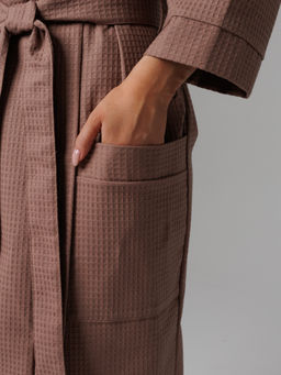 Женский укороченный вафельный халат с планкой коричневый В-11 (21)