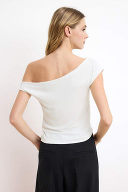 Ekru Fitted/Vucuda Oturan Asimetrik Yaka Dantel Detayl? Crop/K?sa Esnek Orme Bluz TWOSS26BZ00356 - Trendyolmilla фото 4