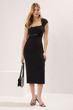 Siyah Kemerli Duz Vucudu Saran Midi Dokuma Elbise TWOSS25EL00211