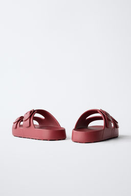 SANDALIA ENGOMADA HEBILLAS / Granate