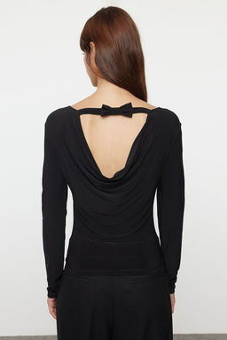 Trendyolmilla Siyah S?rt Dekolteli Fiyonk Detayl? Esnek Regular/Normal Kal?p Orme Bluz TWOAW25BZ00175