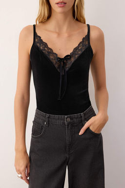 Siyah Derin V Yakal? Dantel Garnili Kadife Body TPRAW26BD00026