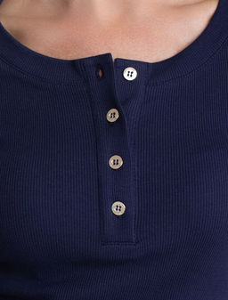 Лонгслив облегающий из фактурного трикотажа в рубчик с круглым вырезом на пуговицах - Vilatte фото 2