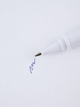 Цена за 10 шт. Ручка шариковая, синяя паста, пластиковый корпус с колпачком, 0.7 мм 8 марта: Ты неотразима