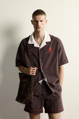CAMISA RELAXED FIT BORDADO GUINDILLA / Chocolate
