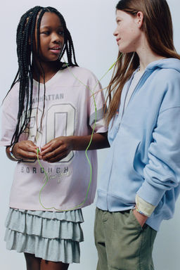 CAMISETA VARSITY TEXTO / Rosa