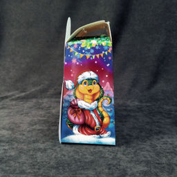 Новогодняя упаковка "Змейка с подарком" 0,8 кг (картон) ПОД НФ-19436