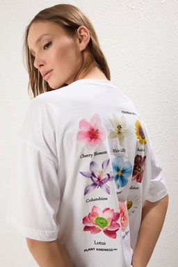 TRENDYOLMILLA Beyaz %100 Pamuk Oversize/Genis Kal?p On Arka Cicek Bask?l? Orme T-Shirt TWOSS25TS00099