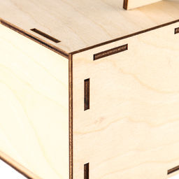 Деревянный скворечник - кормушка для птиц, закрытая