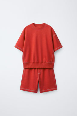 CONJUNTO CAMISETA Y BERMUDA FELPA PESPUNTES / Rojo