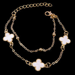 Браслет на ногу Клевер в белой глазури с золотой цепочкой, металл