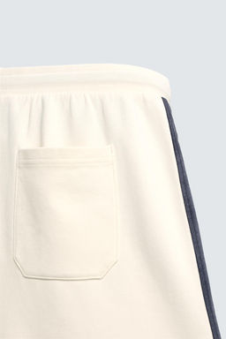 BERMUDA JOGGER BANDAS CONTRASTE / Blanco roto