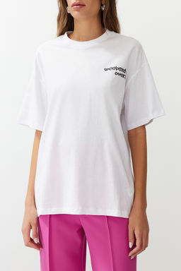 TRENDYOLMILLA Beyaz %100 Pamuk Ay?c?k Bask?l? Oversize/Genis Kal?p K?sa Kollu Orme T-Shirt TWOSS24TS00173 фото 4