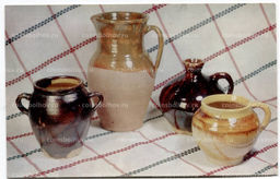 Открытка И.Б.Лисовский  Глечик и горшочек с 2 ручками. Глина,цветная глазурь. А.Н.Кисель  Кувшин и горшочек. Глина, цветная глазурь. Т.С. Демкович  Скатерть. Лен,мулине