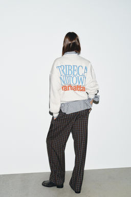 SWEATSHIRT WITH CONTRAST SLOGAN