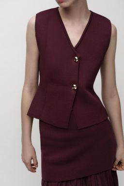 PLAIN KNIT TOP WITH GOLD BUTTON