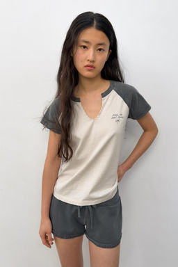 CAMISETA LAVADA MANGA RANGL?N / Crudo