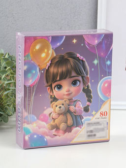 Фотоальбом на 80 фото 10х15 см "Малышка с косичками, с мишкой" в коробке 5х19х22,8 см