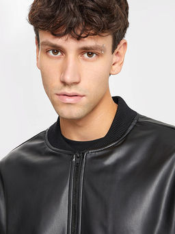 Жакет мужской из экокожи в черном цвете