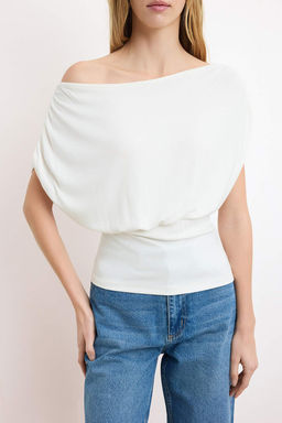 Ekru Fitted/Vucuda Oturan Asimetrik Yaka K?sa Kollu Yumusak Orme Bluz TWOSS26BZ00462 - Trendyolmilla фото 2