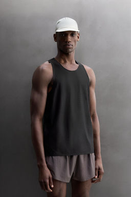 CAMISETA TANK LIGERA RUNNING / Negro