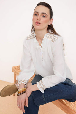 Beyaz Dokulu Gipe Detayl? Oversize/Genis Kal?p Gomlek TWOSS26GO00100