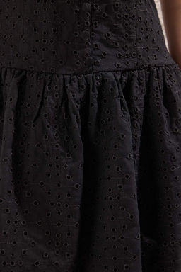 TRENDYOLMILLA Limited Edition Beyaz Etegi Belden Ac?lan Dugme Detayl? Brode Mini Dokuma Elbise TWOSS25EL00521 фото 8