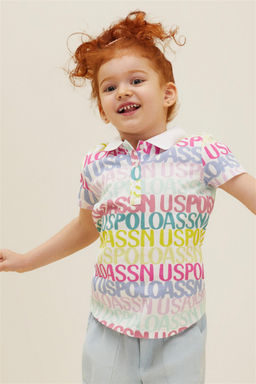 Девушка в белой футболке