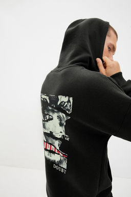 TRENDYOL MAN Siyah Regular/Normal Kesim Bask?l? Kapusonlu Sanatsal Bask?l? Sweatshirt TMNAW20SW0489