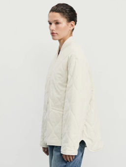 Стеганая куртка-бомбер из фактурной ткани / Zarina фото 4