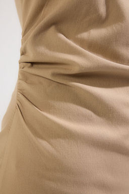 TRENDYOLMILLA Gri Duz Vucudu Saran Mini Drape Detayl? Dokuma Elbise TWOAW25EL00541  фото 3