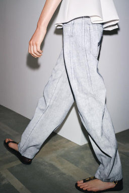 ZW COLLECTION TAPERED COATED MID-RISE JEANS - Zara фото 6