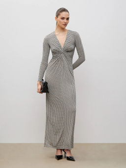 Платье приталенного кроя