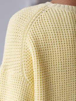 Укороченный джемпер с широкими рукавами рельефной вязки из хлопка с акрилом