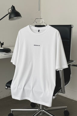 TRENDYOL MAN Beyaz Oversize/Genis Kesim %100 Pamuklu Brooklyn Bask?l? Tok Kumas T-shirt TMNSS25TS00072