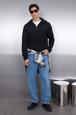 Siyah Regular Fit Y_nl_ Fermuarl_ Bal_k__ Yaka Triko Kazak TMNAW22KZ0347