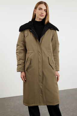 Haki Regular Kal?p Pelus Yaka Detayl? Ici Kapitone Astarl? Uzun K?sl?k Parka Mont TWOAW25MO00098